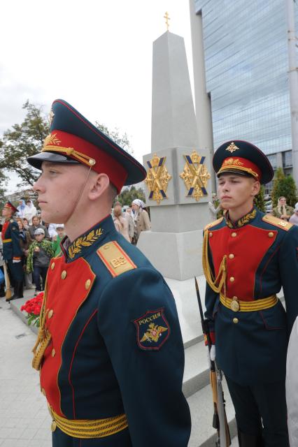 Москва. Военнослужащие роты почетного караула Преображенского полка во время празднования Преображения Господня (Яблочного Спаса) на Преображенской площади.