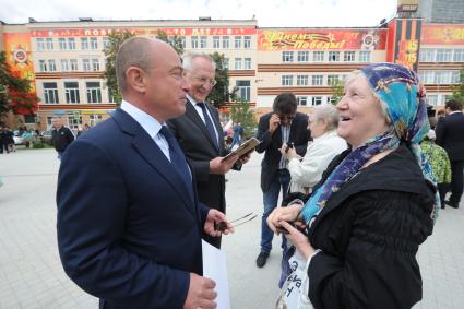 Москва.  Празднование Преображения Господня (Яблочного Спаса) на Преображенской площади.