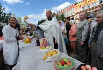 Москва.  Прихожане во время празднования Преображения Господня (Яблочного Спаса) на Преображенской площади