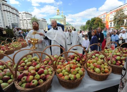 Москва.  Прихожане во время празднования  праздния Преображения Господня (Яблочного Спаса) на Преображенской площади