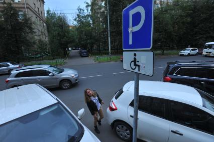 Москва.   Парковка для инвалидов.