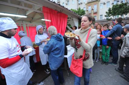 Москва.  Посетителей угощают самой большой в мире шарлоткой весом более 250 кг в рамках фестиваля `Московское лето. Фестиваль варенья`  на Тверской площади.