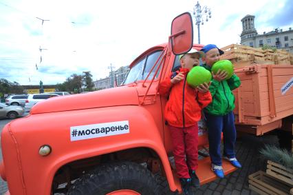 Москва. Мальчики с яблоками во время фестиваля `Медово-яблочный спас` на Пушкинской площади.