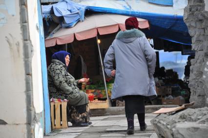 Ингушетия. Назрань. Женщина просит милостыню.