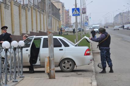 Ингушетия. Магас. Полицейский проверяет багажник автомобиля.