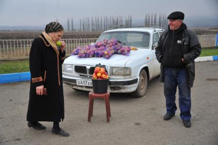 Ингушетия. Мужчина торгует яблоками.