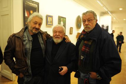 Москва. Лидер группы `Цветы` Стас Намин, кинорежиссер Сергей Соловьев и фотограф, журналист Юрий Рост (слева направо) на открытии выставки кинорежиссера Сергея Соловьева `Жизнь со скоростью 1/100 сек.` в Галерее искусств Зураба Церетели.
