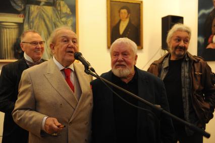 Москва. Модельер Вячеслав Зайцев, скульптор Зураб Церетели, кинорежиссер Сергей Соловьев и лидер группы `Цветы` Стас Намин (слева направо) на открытии выставки кинорежиссера Сергея Соловьева `Жизнь со скоростью 1/100 сек.` в Галерее искусств Зураба Церетели.