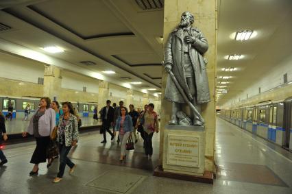 Москва. Памятник Матвею Кузьмину на станции `Партизанская` Московского метрополитена.