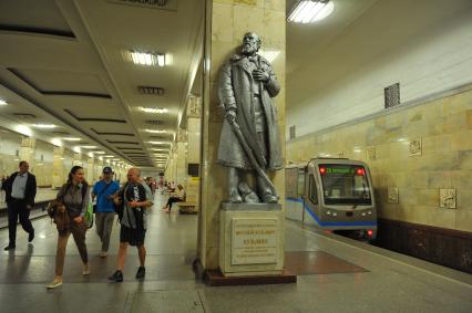 Москва. Памятник Матвею Кузьмину на станции `Партизанская` Московского метрополитена.