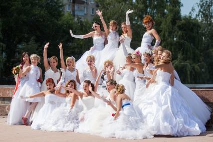 Самара. Девушки в свадебных платьях на марафоне `Я - невеста`.