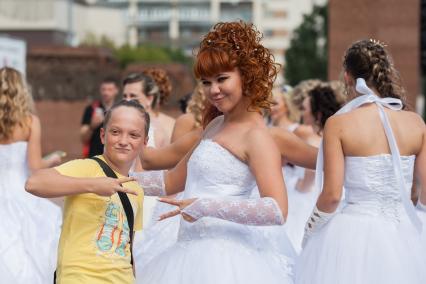 Самара. Девушка в свадебном платье на марафоне `Я - невеста`.