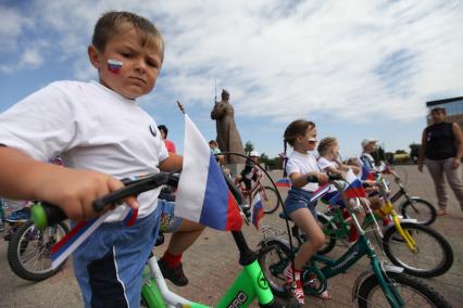 Ставрополь. Дети на велосипедах, украшенных триколором, во время празднования Дня российского флага.