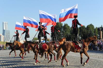 Москва. Выступление всадников Кавалерийского почетного эскорта Президентского полка  и Кремлевской школы верховой езды  во время празднования  Дня государственного флага РФ на Поклонной горе.