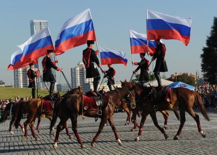 Москва. Выступление всадников Кавалерийского почетного эскорта Президентского полка  и Кремлевской школы верховой езды  во время празднования  Дня государственного флага РФ на Поклонной горе.