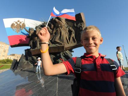 Москва. Мальчик с флагами РФ во время празднования Дня государственного флага РФ на Поклонной горе.