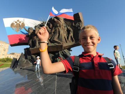 Москва.  Мальчик с флагами РФ во время празднования  Дня государственного флага РФ на Поклонной горе.