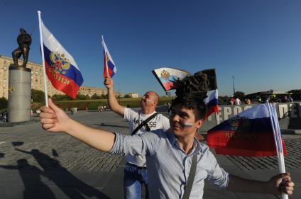 Москва.  Мужчины с флагами РФ во время празднования  Дня государственного флага РФ на Поклонной горе.