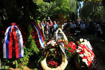 Москва. Похороны актера и режиссера Льва Дурова  на Новодевичьем кладбище.