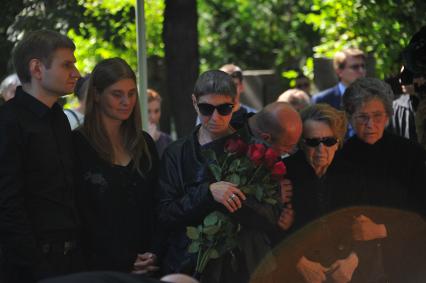 Москва.  Дочь Л.Дурова Екатерина Дурова (в центре) на похоронах актера и режиссера Льва Дурова  на Новодевичьем кладбище.