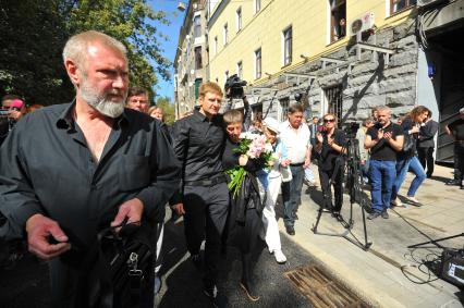 Москва.  Дочь Л.Дурова Екатерина Дурова (третья слева)  после церемонии   прощания с актером и режиссером Львом Дуровым в Театре на Малой Бронной.