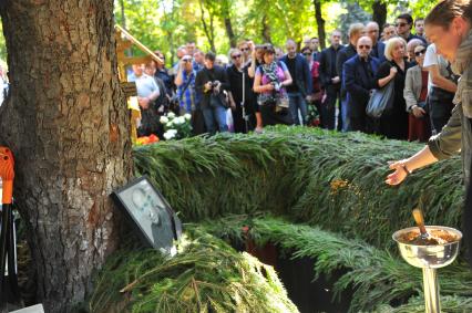 Москва. Похороны актера и режиссера Льва Дурова  на Новодевичьем кладбище.