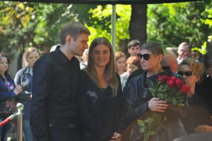 Москва.  Дочь Л.Дурова Екатерина Дурова (вторая справа) на похоронах актера и режиссера Льва Дурова  на Новодевичьем кладбище.