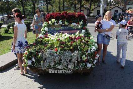 Москва. Автомобиль украшенный цветами  во время  фестиваля `Московское лето. Фестиваль варенья` на Пушкинской площади.