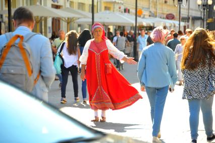 Москва.  Женщина в русском национальном костюме на Старом Арбате.