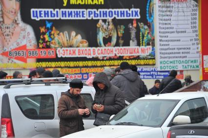 Чечня. Грозный. Мужчины пересчитывают деньги на улице.