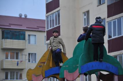 Чечня. Грозный. Мальчики играют на детской площадке.