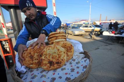 Чечня. Грозный. Продавец лепешек.