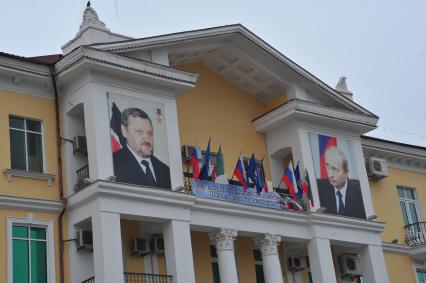 Чечня. Грозный. Портреты первого президента Чеченской Республики Ахмата Кадырова (слева) и президента РФ Владимира Путина.