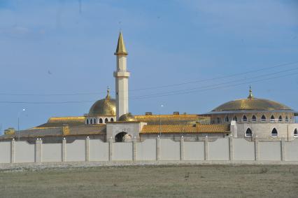 Чечня. Урус-Мартановский район. Мечеть и минарет.