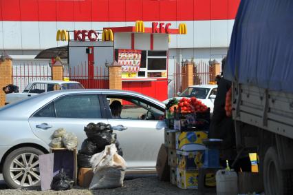 Чечня. Грозный. Палатка с логотипами ресторанов `Макдоналдс` и KFC.