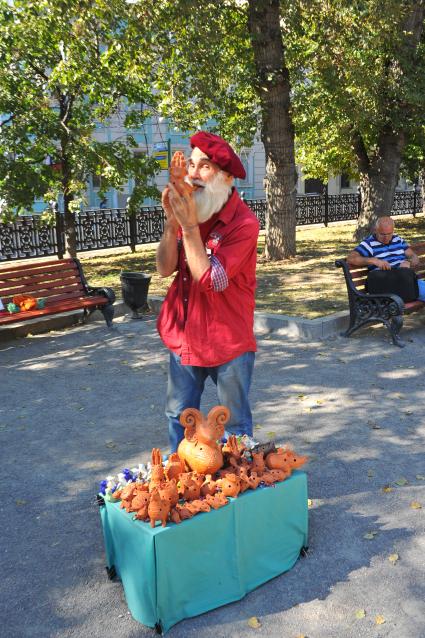 Москва. Художник Виктор, продающий керамические свиристели.