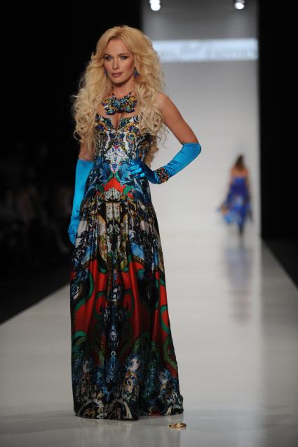 ММДЦ `Москва-Сити`. Российская Неделя моды `Mercedes-Benz Fashion Week Russia`. `Миссис Россиия 2010`, посол Всемирного Благотворительного Фонда `WIN Foundation` Алиса Крылова демонстирует одежду их коллекции Славы Зайцева.