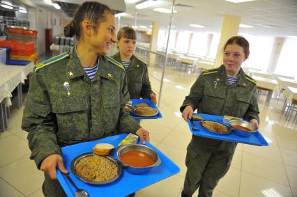 Рязанское высшее воздушно-десантное училище имени В. Ф. Маргелова (РВВДКУ). Девушки-курсанты 2 взвода в столовой.