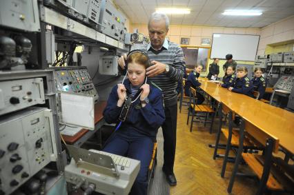 Рязанское высшее воздушно-десантное училище имени В. Ф. Маргелова (РВВДКУ). Девушки-курсанты 2 взвода на кафедре радиосвязи.