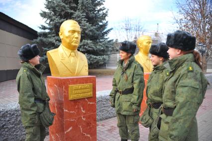 Рязанское высшее воздушно-десантное училище имени В. Ф. Маргелова (РВВДКУ). Девушки-курсанты 2 взвода у бюста командующего Воздушно-десантными войсками Владимира Шаманова.