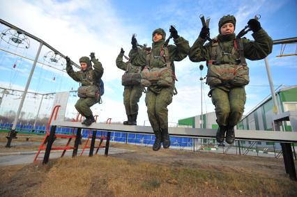 Рязанское высшее воздушно-десантное училище имени В. Ф. Маргелова (РВВДКУ). Девушки-курсанты 2 взвода во время тренировки.