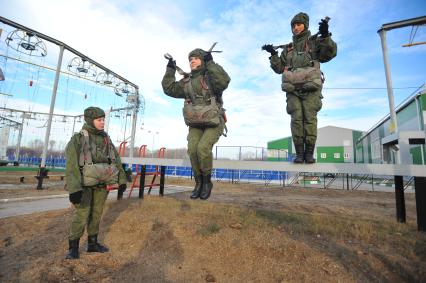 Рязанское высшее воздушно-десантное училище имени В. Ф. Маргелова (РВВДКУ). Девушки-курсанты 2 взвода во время тренировки.