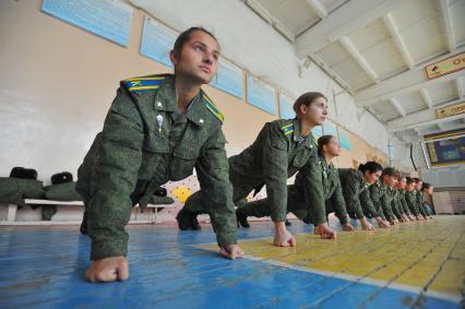 Рязанское высшее воздушно-десантное училище имени В. Ф. Маргелова (РВВДКУ). Девушки-курсанты 2 взвода во время занятий физкультурой.