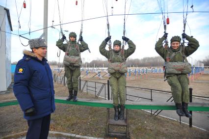 Рязанское высшее воздушно-десантное училище имени В. Ф. Маргелова (РВВДКУ). Девушки-курсанты 2 взвода во время тренировки.