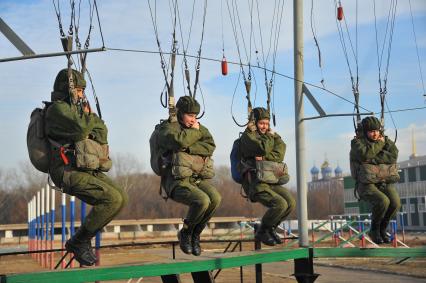 Рязанское высшее воздушно-десантное училище имени В. Ф. Маргелова (РВВДКУ). Девушки-курсанты 2 взвода во время тренировки.