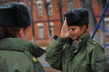 Рязанское высшее воздушно-десантное училище имени В. Ф. Маргелова (РВВДКУ). Девушки-курсанты 2 взвода во время занятий физкультурой.