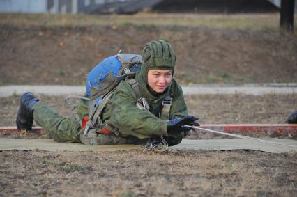 Рязанское высшее воздушно-десантное училище имени В. Ф. Маргелова (РВВДКУ). Девушки-курсанты 2 взвода во время тренировки.