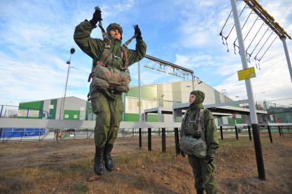 Рязанское высшее воздушно-десантное училище имени В. Ф. Маргелова (РВВДКУ). Девушки-курсанты 2 взвода во время тренировки.