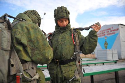 Рязанское высшее воздушно-десантное училище имени В. Ф. Маргелова (РВВДКУ). Девушки-курсанты 2 взвода во время тренировки.