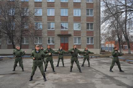 Рязанское высшее воздушно-десантное училище имени В. Ф. Маргелова (РВВДКУ). Девушки-курсанты 2 взвода во время занятий физкультурой.